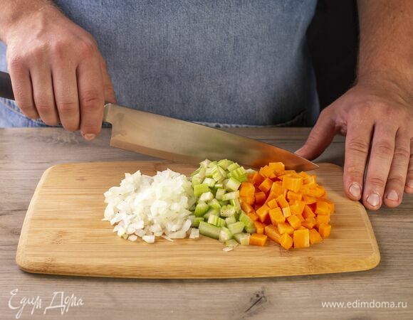 Лук мелко порубите, морковь и сельдерей нарежьте кубиками.