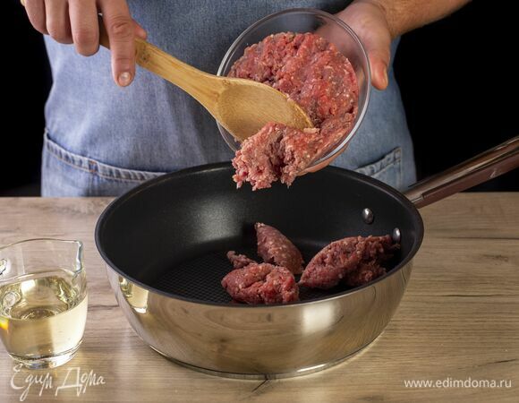 В сковороду налейте растительное масло и выложите фарш. Обжаривайте его, помешивая, около 3 минут. Посолите и поперчите.