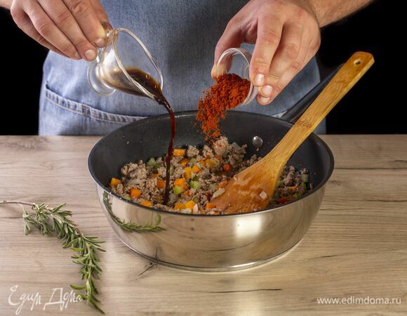 Добавьте розмарин, паприку и вустерширский соус.