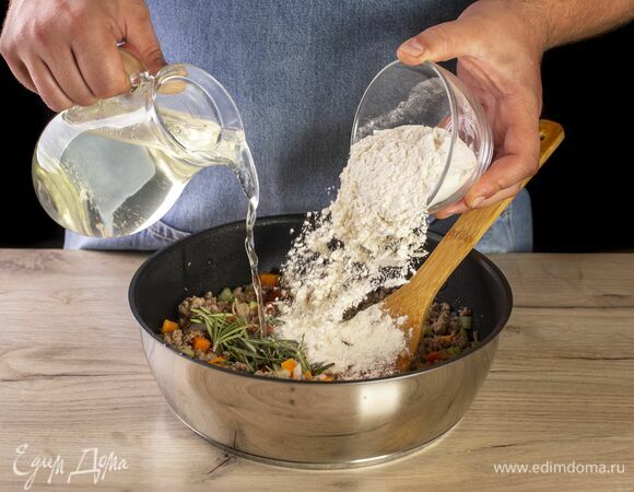 Добавьте бульон и муку, перемешайте.