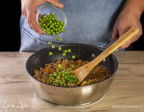 Выложите горошек и обжаривайте на среднем огне.