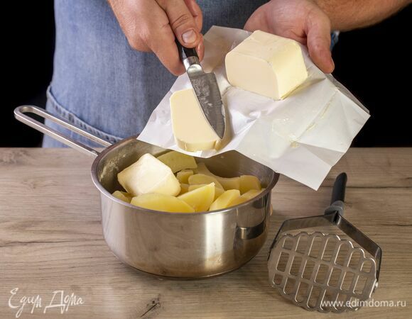 Добавьте в картофель. Пюрируйте.