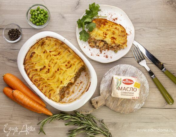 Готовое блюдо посыпьте паприкой и свежей рубленой петрушкой.