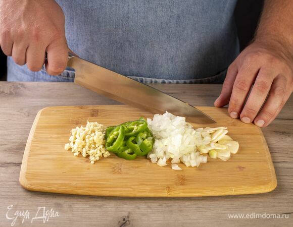 Лук, чеснок, имбирь и чили мелко порубите.