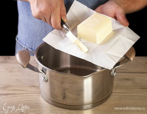 Разогрейте масло в кастрюле.