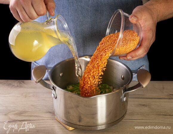 Добавьте промытую чечевицу и бульон, варите на медленном огне 20 минут.