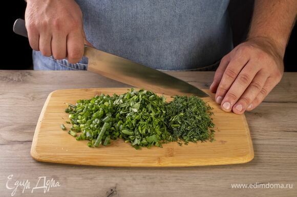 Укроп, петрушку и зеленый лук мелко порубите.