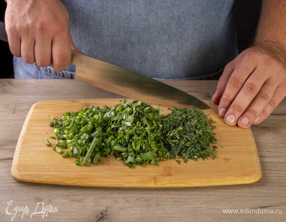 Укроп, петрушку и зеленый лук мелко порубите.