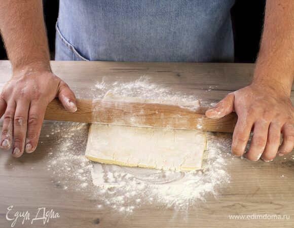 Тонко раскатайте слоеное тесто.