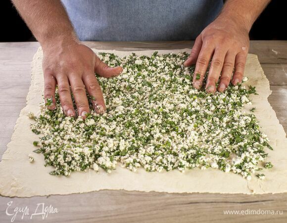 Выложите начинку.