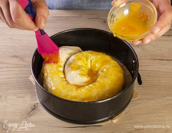 Выложите улитку в форму для запекания, покрытую пергаментом. Смажьте оливковым маслом и желтком, запекайте в заранее разогретой до 180°C духовке около 30 минут.