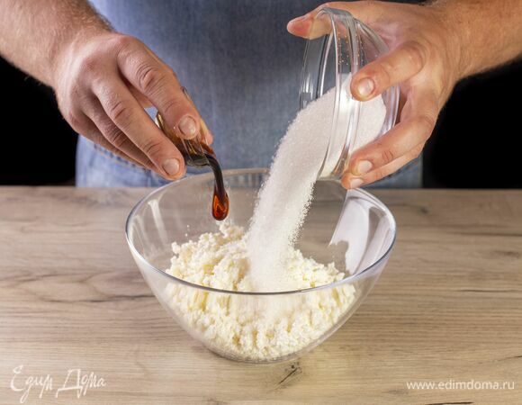 Добавьте сахар и ванильный экстракт.