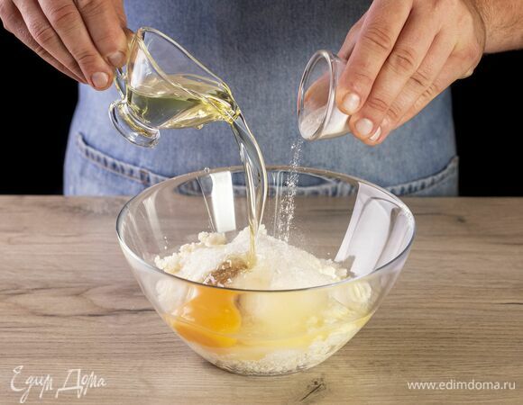 Добавьте растительное масло и соду.