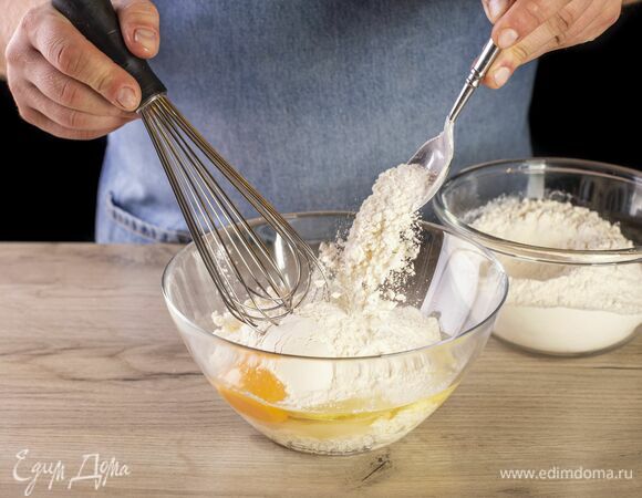 Постепенно подсыпая муку, замесите нелипкое тесто.