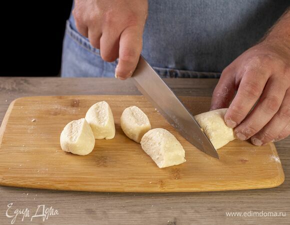 Каждую часть скатайте в колбаску. Нарежьте тесто на ломтики шириной 1,5 см.