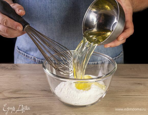 Приготовьте глазурь. Белок взбейте с сахарной пудрой до гладкой блестящей массы.