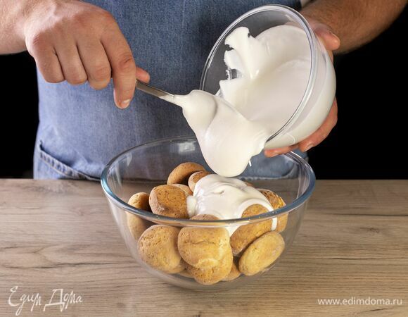 Пряники выложите в большую миску и полейте глазурью. Аккуратно перемешайте, чтобы глазурь покрыла пряники со всех сторон.