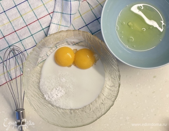 Отделить белки от желтков. Соединить желтки с молоком, ванильным экстрактом и разрыхлителем.