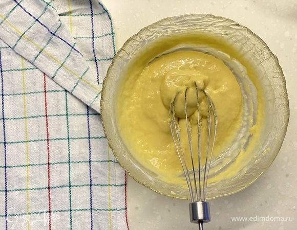 Тщательно смешать смесь крахмала и муки. Добавить ее к желткам и перемешать венчиком.