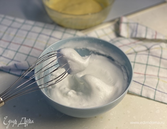 Белки взбить с сахаром на максимальной скорости миксера до устойчивых пиков.