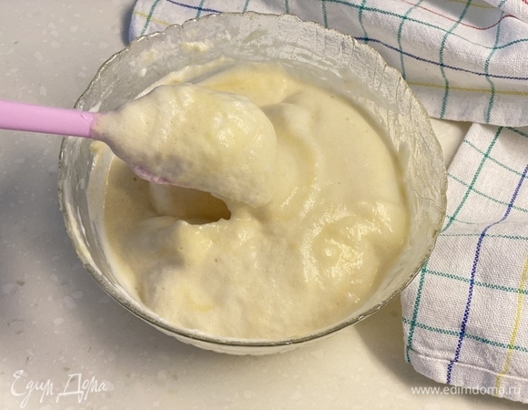 Лопаткой осторожно соединить 2 массы между собой снизу вверх. Получится легкое воздушное тесто.