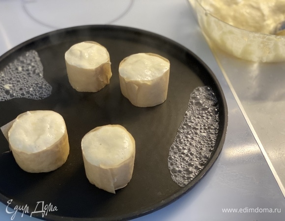 Смазать сковороду каплей масла. Из пергамента сделать формы для оладий. Я слепила края тестом.