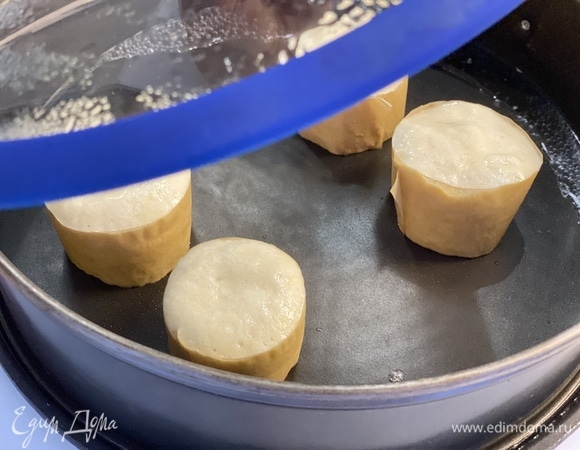 Выложить тесто в формы. Налить с краю немного горячей воды, накрыть крышкой. Выпекать с каждой стороны примерно по 3 минуты.