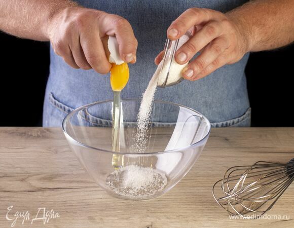 Приготовьте блины. В миске смешайте яйцо и сахар. Взбейте венчиком.