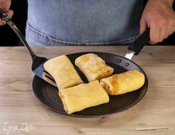 Обжарьте конвертик с двух сторон.