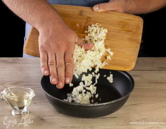 Картофель отварите, остудите. Лук нарежьте кубиками и пожарьте на сковороде в растительном масле до золотистого цвета.