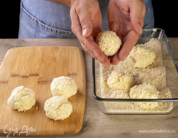 Сформируйте небольшие шарики, обваляйте в сухарях.