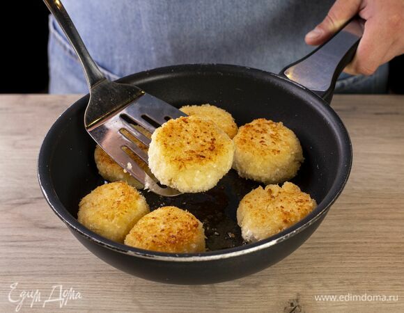 Обжарьте со всех сторон на сковороде. Обмакните лишний жир бумажным полотенцем и подавайте!