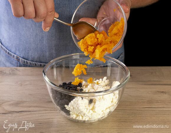 Изюм и курагу помойте и обсушите. Курагу мелко порубите. Соедините творог сухофрукты.