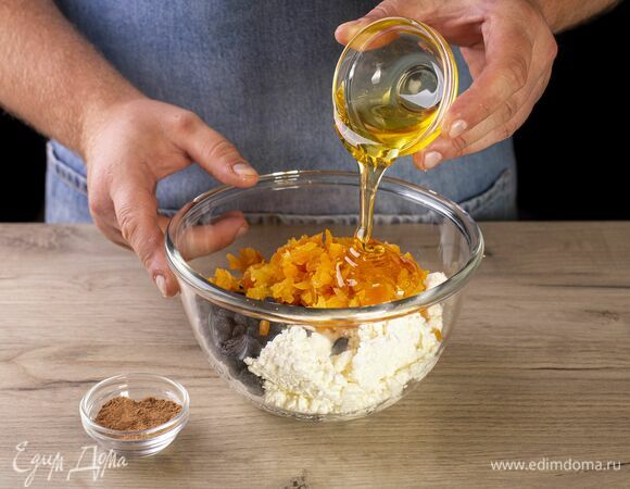 Добавьте мед и корицу. Перемешайте.