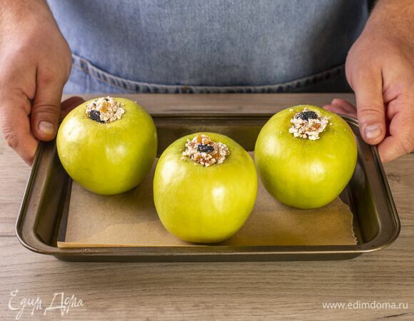 Нафаршируйте яблоки. Выложите яблоки в форму и запекайте при 140℃ около 15 минут.