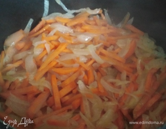 На растительном масле обжарить репчатый лук. Добавить нарезанную морковь. Обжаривать до изменения цвета моркови.
