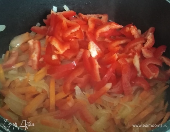 Всыпать нарезанный болгарский перец. Жарить в течение 5 минут, помешивая.
