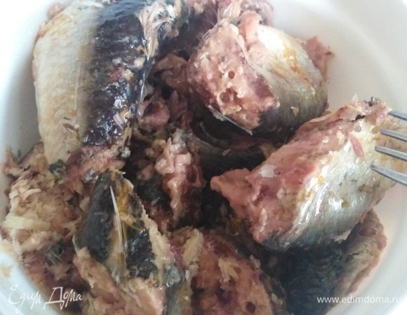 С консервов слить жидкость в отдельную посуду.