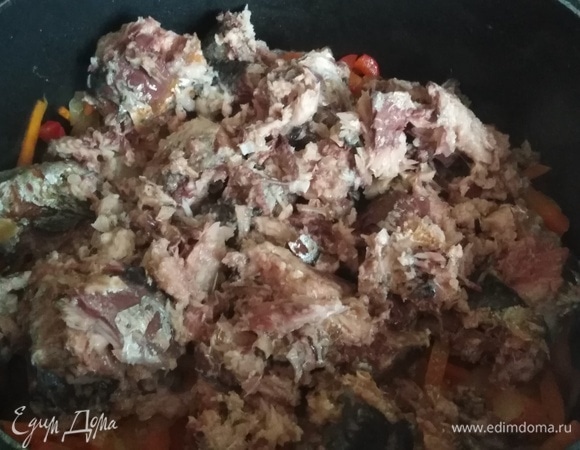 Выложить рыбу на обжаренные овощи.