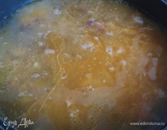 Залить водой и жидкостью из консервов. Довести до кипения. Посолить. Убавить огонь и под крышкой тушить до готовности.