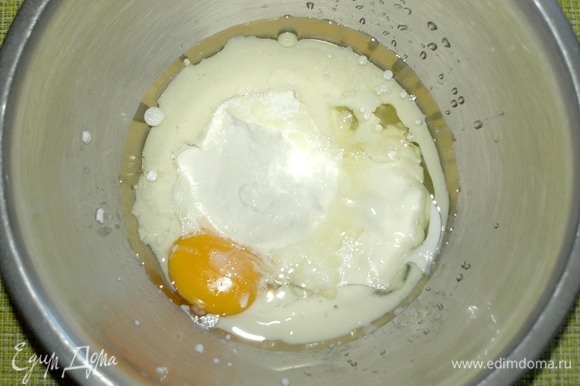 Готовим тесто. Все продукты должны быть комнатной температуры. В миске смешать мягкий творог, куриное яйцо, молоко, соль и растительное масло.