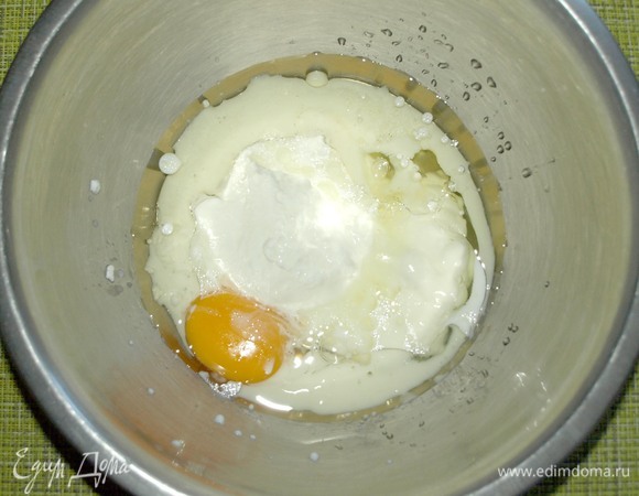 Готовим тесто. Все продукты должны быть комнатной температуры. В миске смешать мягкий творог, куриное яйцо, молоко, соль и растительное масло.