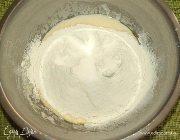 Муку просеять, добавить разрыхлитель или соду. Перемешать. Постепенно вводим в творожную смесь. Муки может понадобиться больше или меньше. Зависит от муки, размера куриного яйца и влажности творога. У меня мягкий творог 5,5 %.