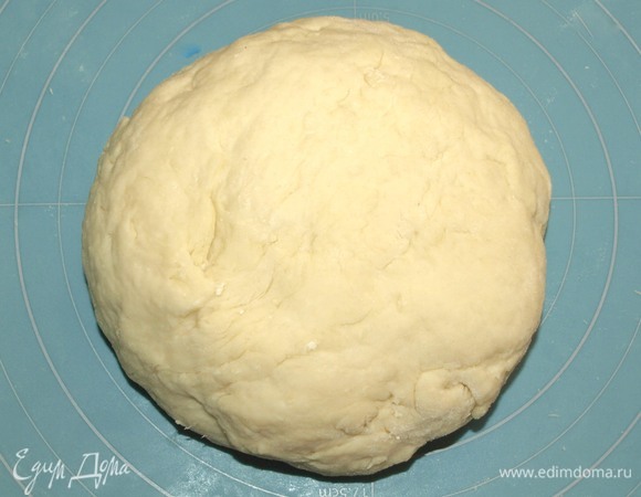Замесить мягкое тесто. Тесто накрыть полотенцем и оставить отдохнуть на 20 минут.