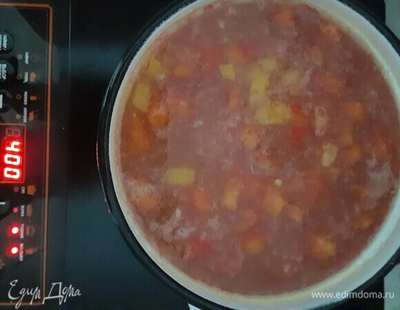 За 10 минут до отключения добавляем натертый помидор, за 2 минуты до отключения — укроп с чесноком.