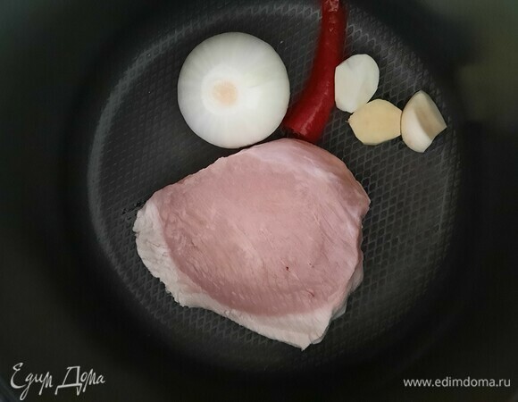 Отвариваем филе индейки с луком, перцем чили, чесноком и имбирем. Я варю 30 минут в мультиварке-скороварке, если готовите просто в кастрюле, потребуется больше времени.