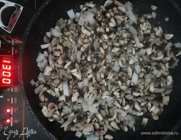 Шампиньоны с луком обжариваем на растительном масле 10 минут.