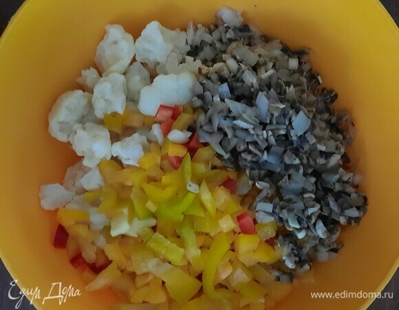 Цветную капусту отварите 5 минут. Добавляем все ингредиенты в миску: цветную капусту, нарезанный кубиком перец, грибы и отварную индейку, нарезанную кубиком. Солим и перчим по вкусу.