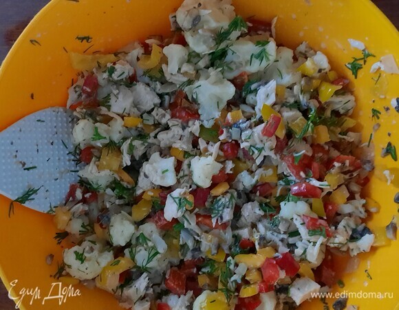 Добавляем в миску и хорошо перемешиваем.