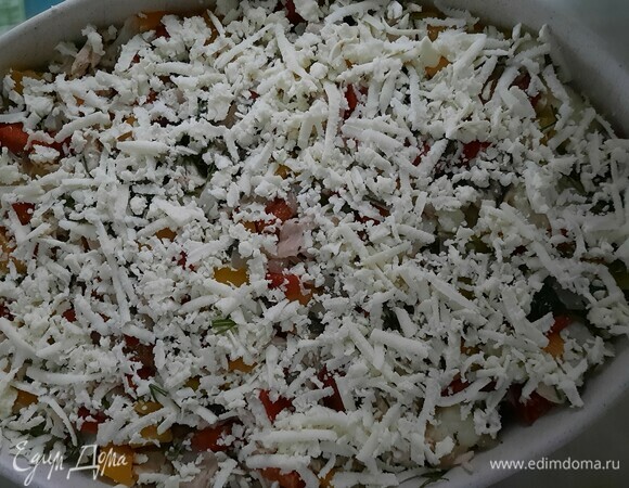 В смазанную растительным маслом форму выкладываем содержимое и натираем адыгейский сыр, если хотите, можете натереть твердый. Ставим в духовку на 30 минут при 180°C.